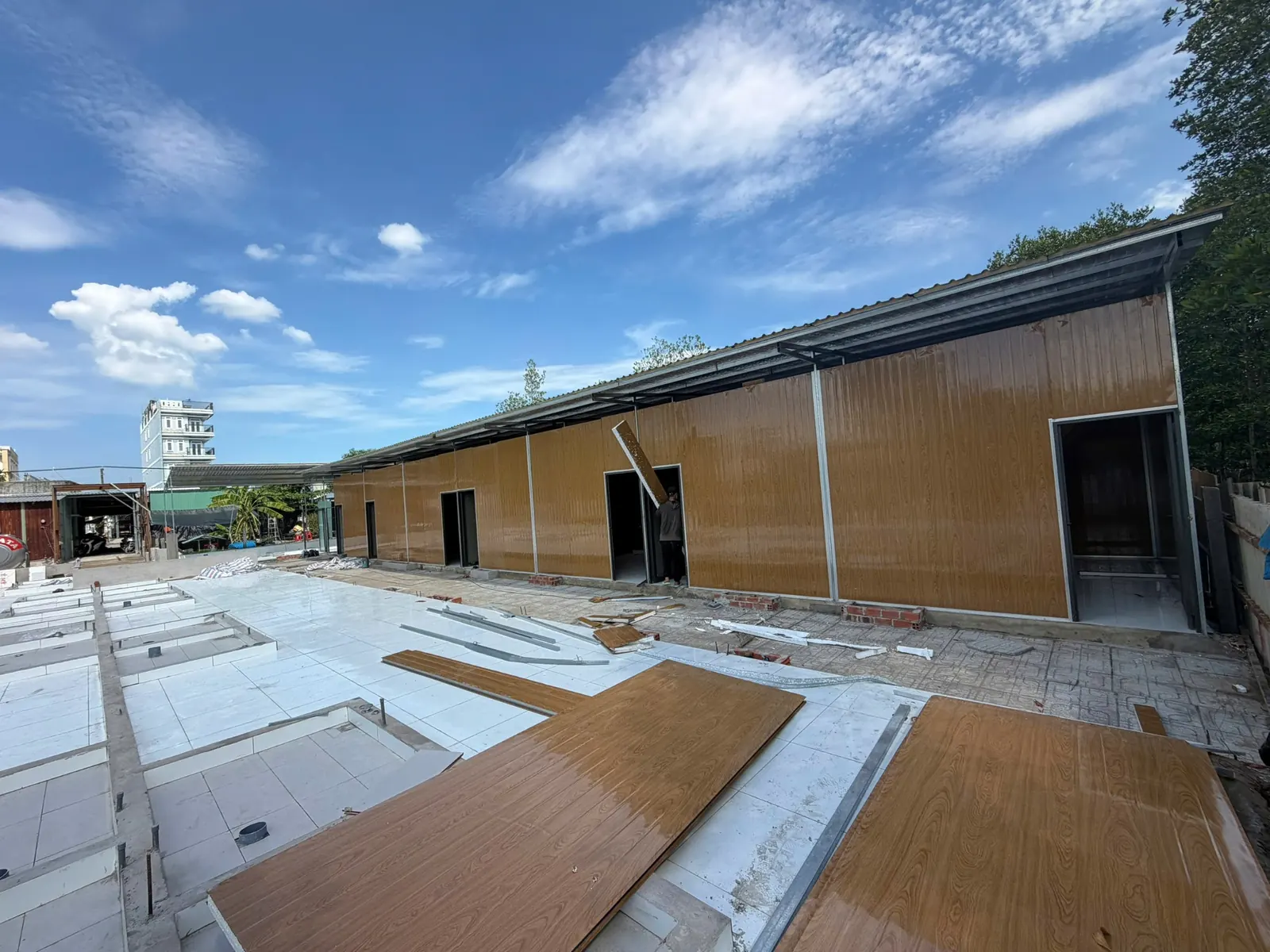 Thi công dãy phòng bằng panel vân gỗ