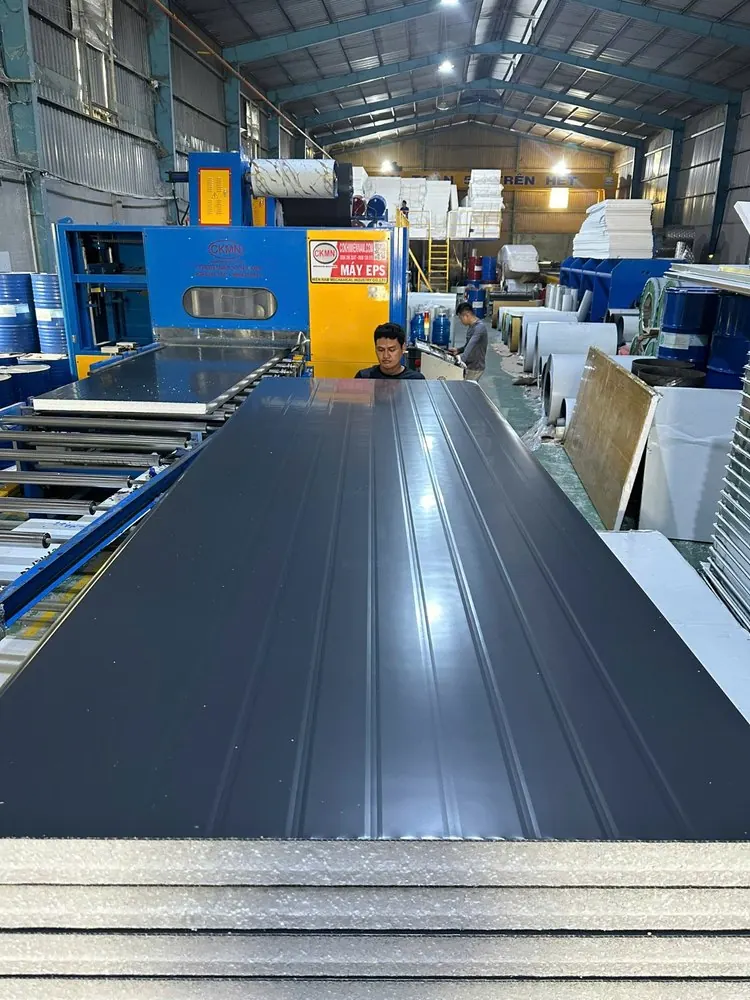 Tôn PU cách nhiệt màu xám lông chuột tại xưởng Newstar